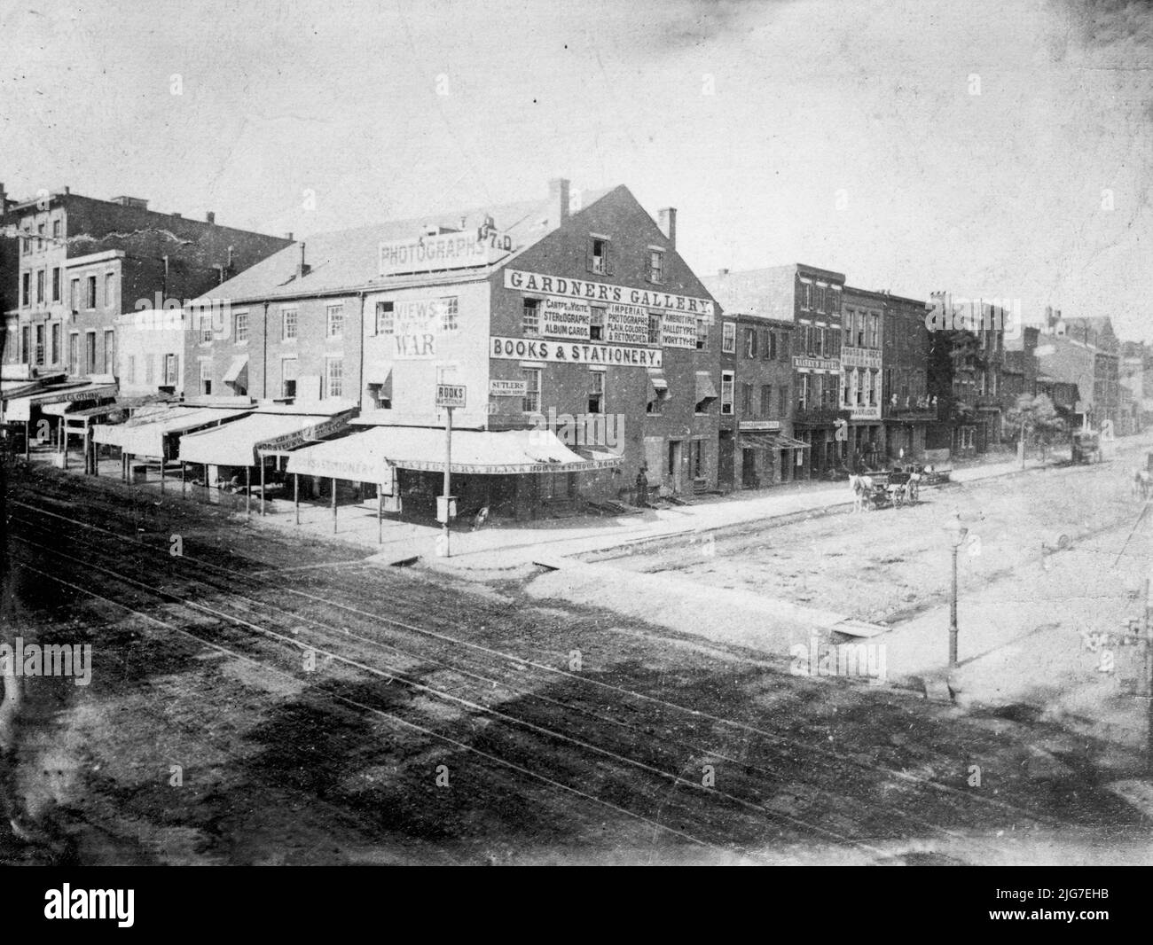 Alexander Gardner's Photographic Gallery, 7. &amp; D Street, NW, Washington, DC, ca. 1863. ['Gardners Galerie; Ansichten des (amerikanischen Zivil-)Krieges; Cartes de Visite; Stereographen; Albumkarten; imperiale Fotografen; Schlicht, farbig &amp; retuschiert; Ambrotypes; Hallotypen; Elfenbeintypen; Bücher &amp; Schreibwaren; Sutler Schreibwaren Depot'. Der Fotograf Alexander Gardner verließ 1862 seinen Arbeitgeber Mathew B. Brady, um eine eigene Portrait-Galerie zu gründen. Stockfoto