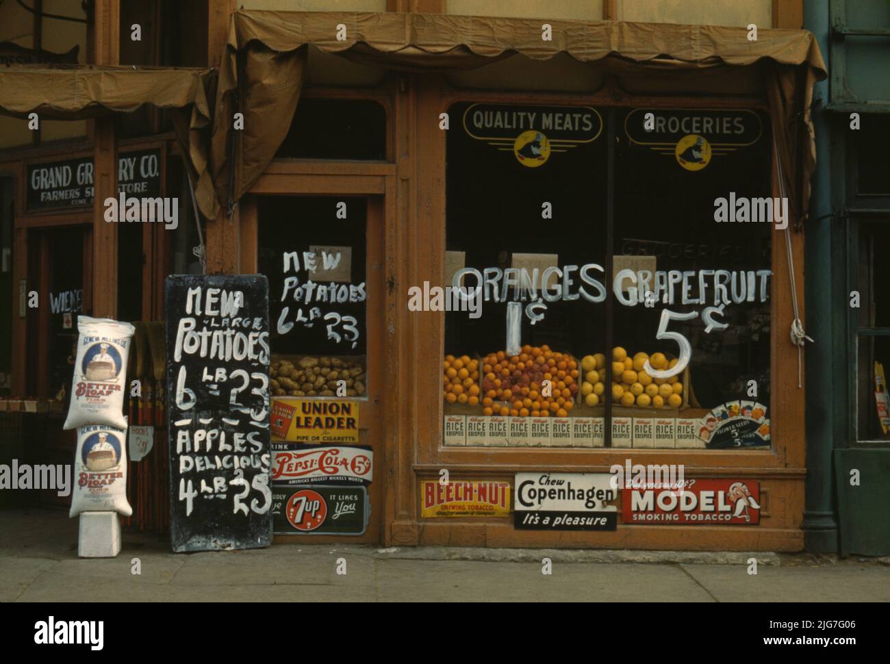 [Grand Grocery Co.], Lincoln, Nebraska. [Zu verkaufen: 'Better Loaf' Mehl, Kartoffeln, Äpfel, Kauen und Rauchen Tabak, Softdrinks, Orangen, Grapefruit, Reis Krispies]. Stockfoto