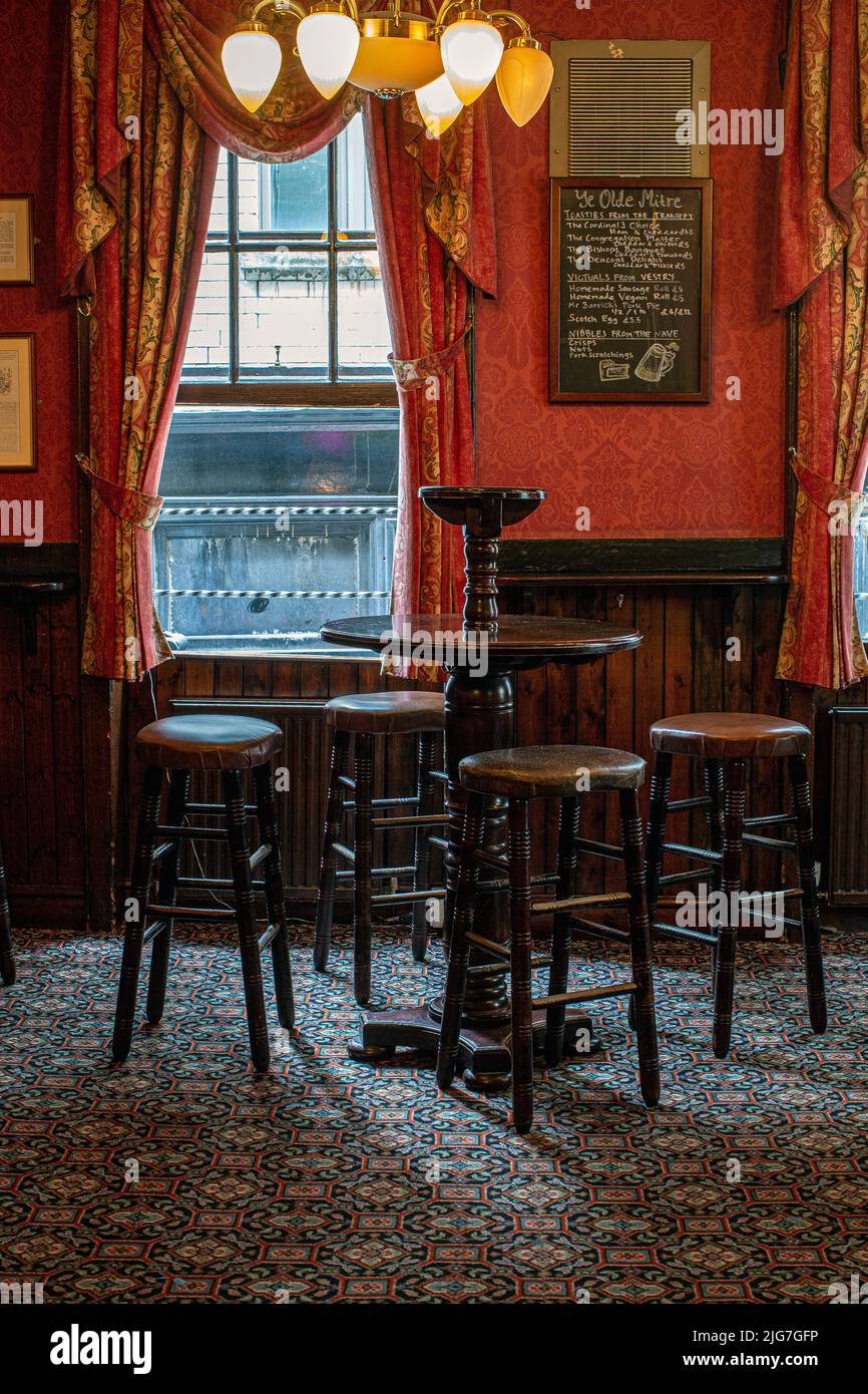 Ye Olde Mitre Pub, erster Stock, Ely Court, Ely Place, Holborn, London, Großbritannien. Stockfoto