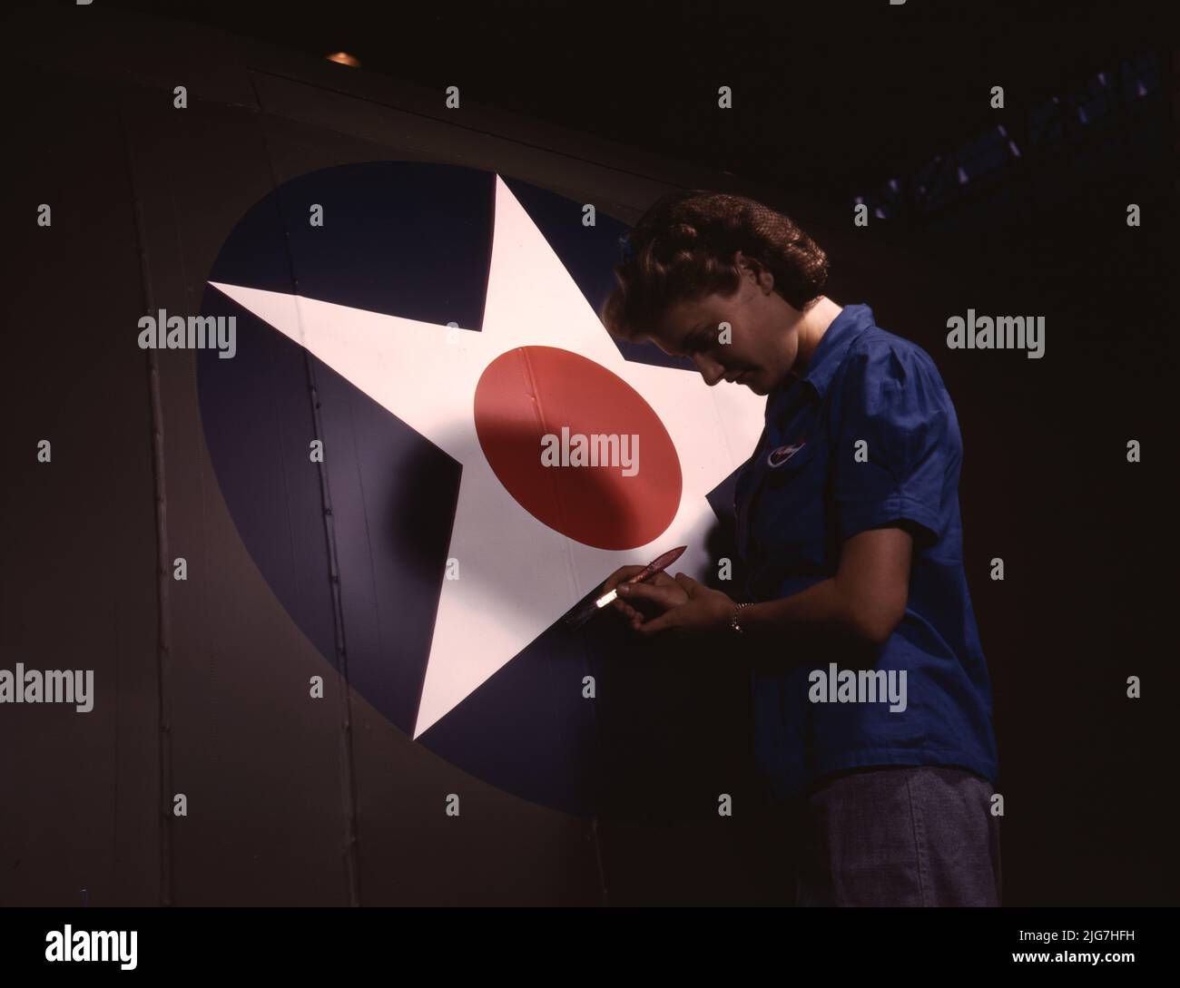 Eine ehrliche Ansicht einer der Arbeiterinnen, die das Abzeichen der US Army Air Forces auf der Seite des Rumpfes eines „Vengeance“-Tauchbombers, der bei Vultee's Nashville Division, Tennessee, hergestellt wurde, aufrüstet. Stockfoto