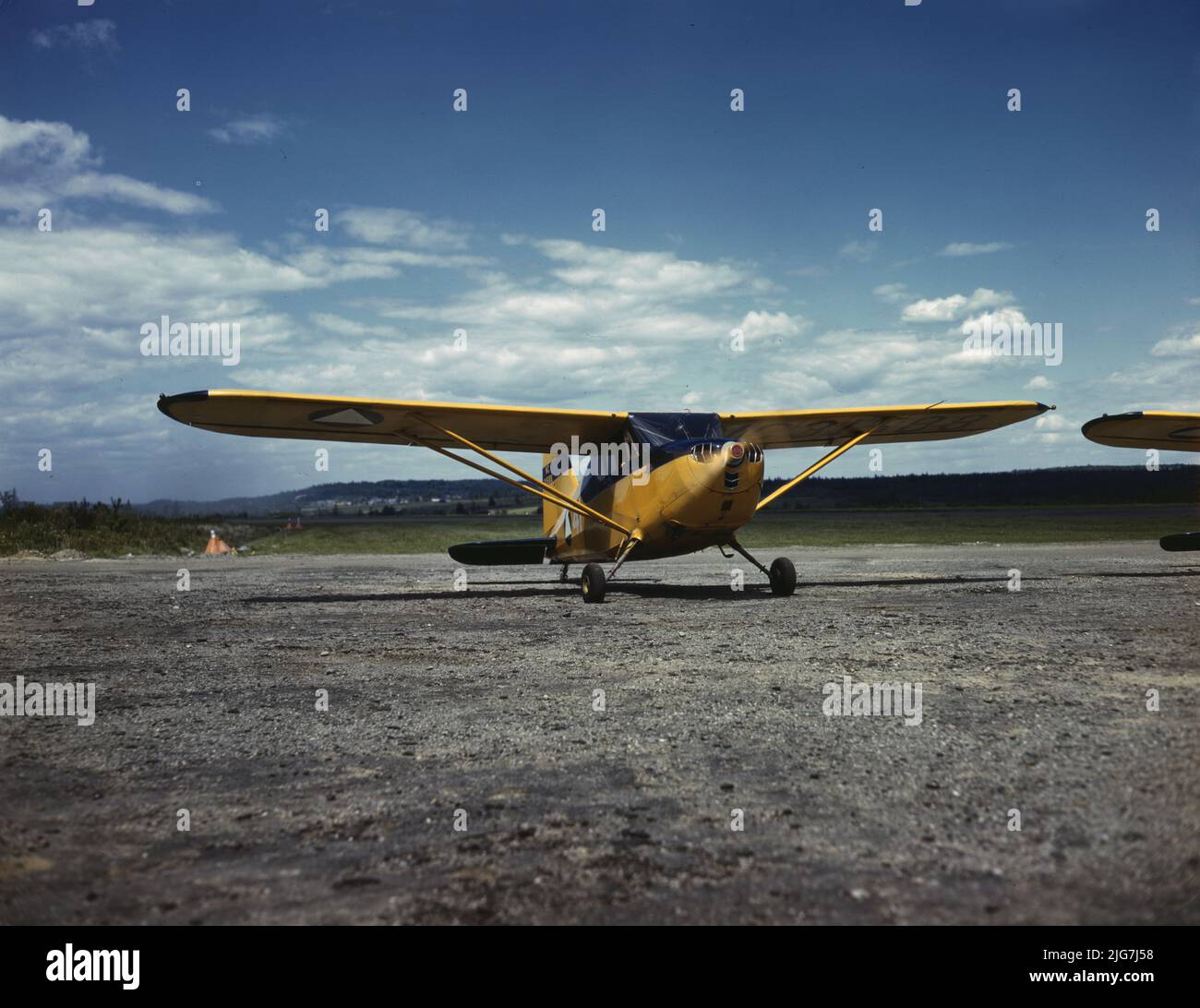 Zivilluftwaffenstützpunkt, Bar Harbor, Maine. Das Foto zeigt das Flugzeug Stinson HW-75 oder 105 Voyager. Das Design wurde später für den Krieg auf die L-5-Wache umgestellt. Stockfoto