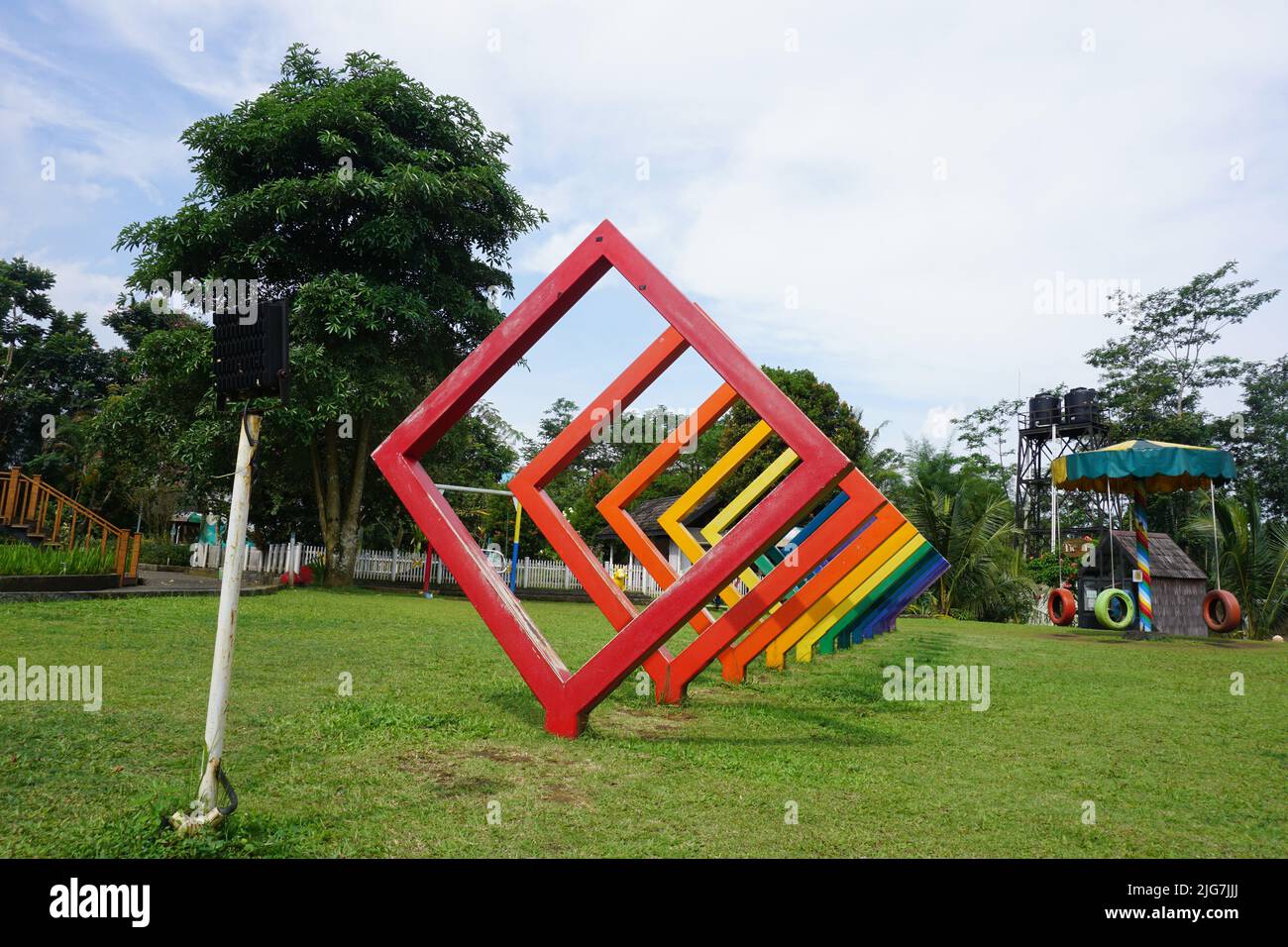 Purwokerto, Indonesien - 4.. Juli 2022. Bilder im Dorf, Baturaden. Park im europäischen Stil mit Gärten und farbenfrohen Spielplätzen. Stockfoto