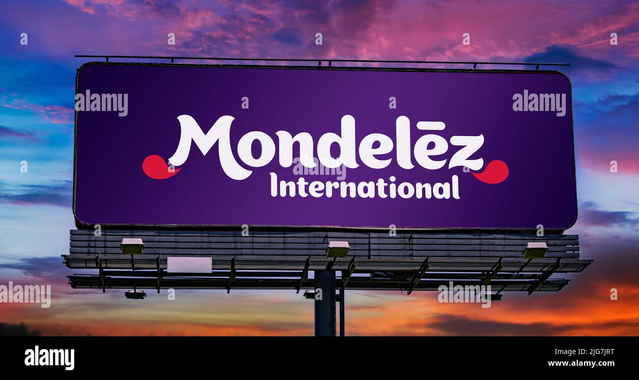 POZNAN, POL - 23. JUN 2022: Werbetafel mit dem Logo von Mondelez International, einer Süßwaren-, Lebensmittel-, Haltungs-, Getränke- und Snackfabrik Stockfoto