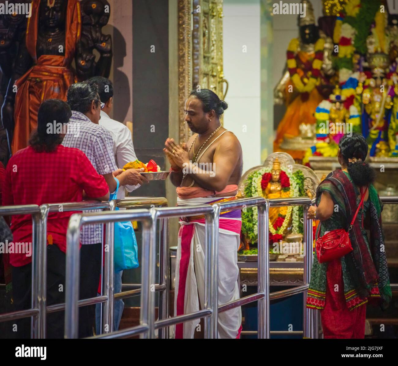 Priester und Gläubige im hinduistischen Sri Srinivasa Perumal Tempel oder Sri Perumal Tempel, Republik Singapur Stockfoto