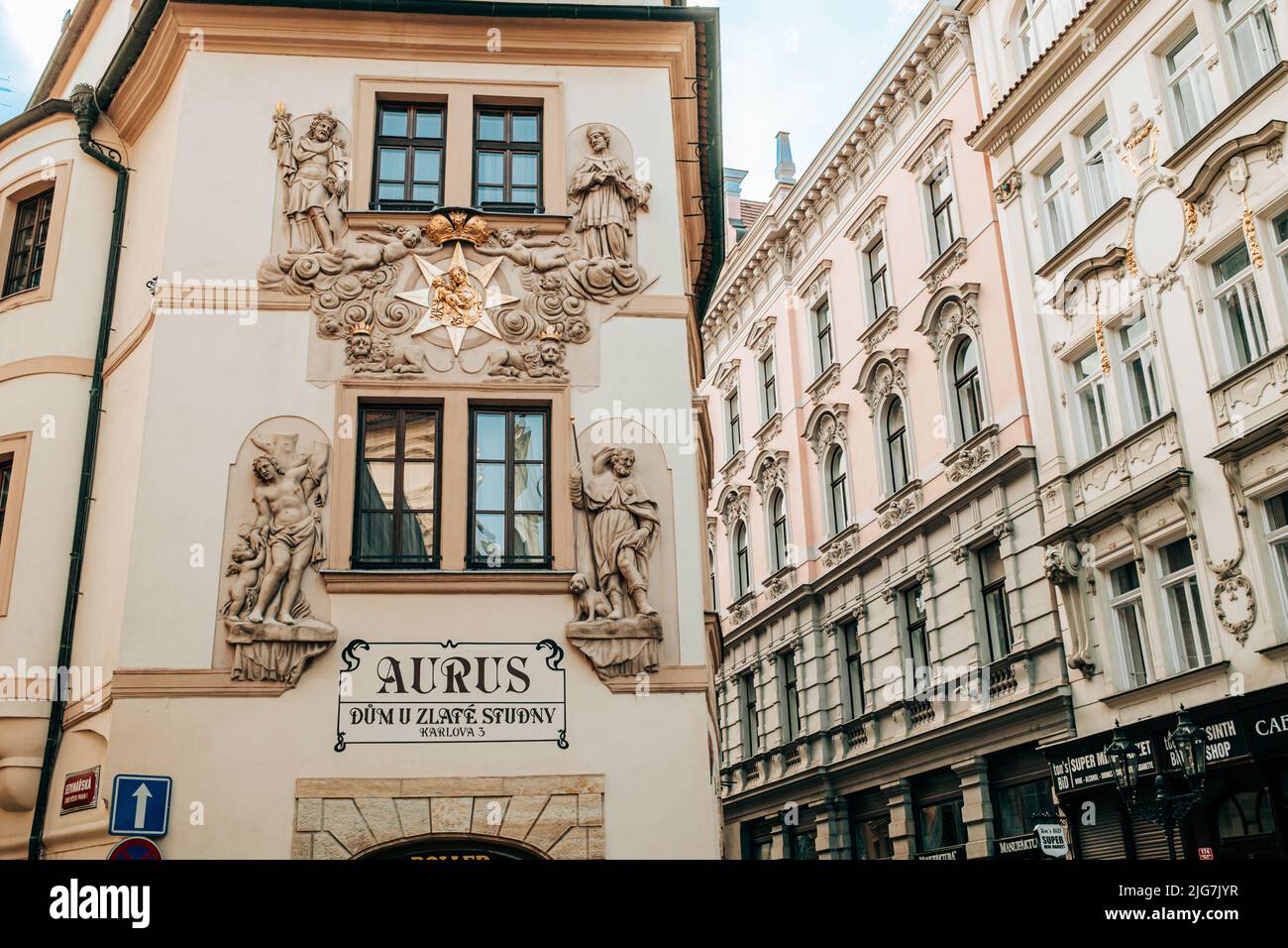 Prag, Tschechische Republik - Juli 2022. AURUS Hotel in der Altstadt. Schöne europäische Architektur, historische Fassaden von traditionellen Gebäuden Stockfoto