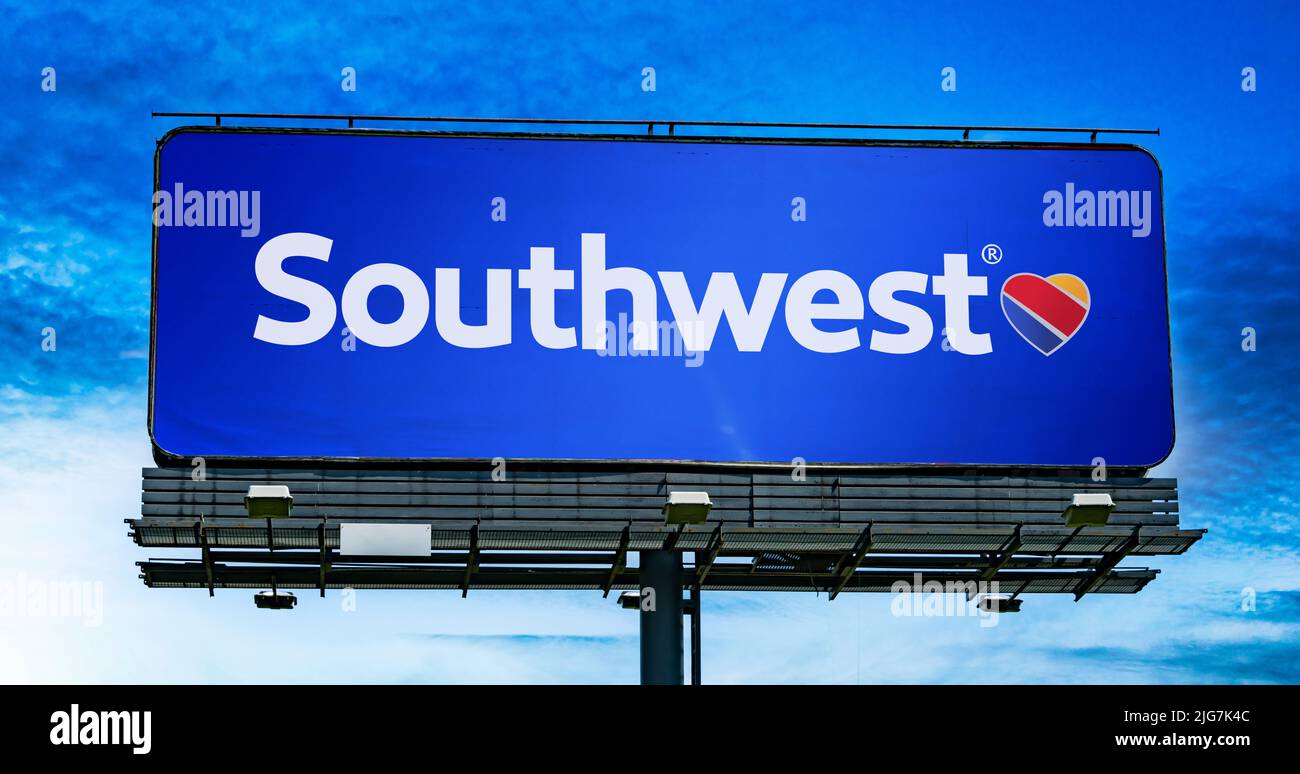 POZNAN, POL - 23. JUN 2022: Werbetafel mit dem Logo von Southwest Airlines, einer der größten Fluggesellschaften der USA und der weltweit größten Stockfoto