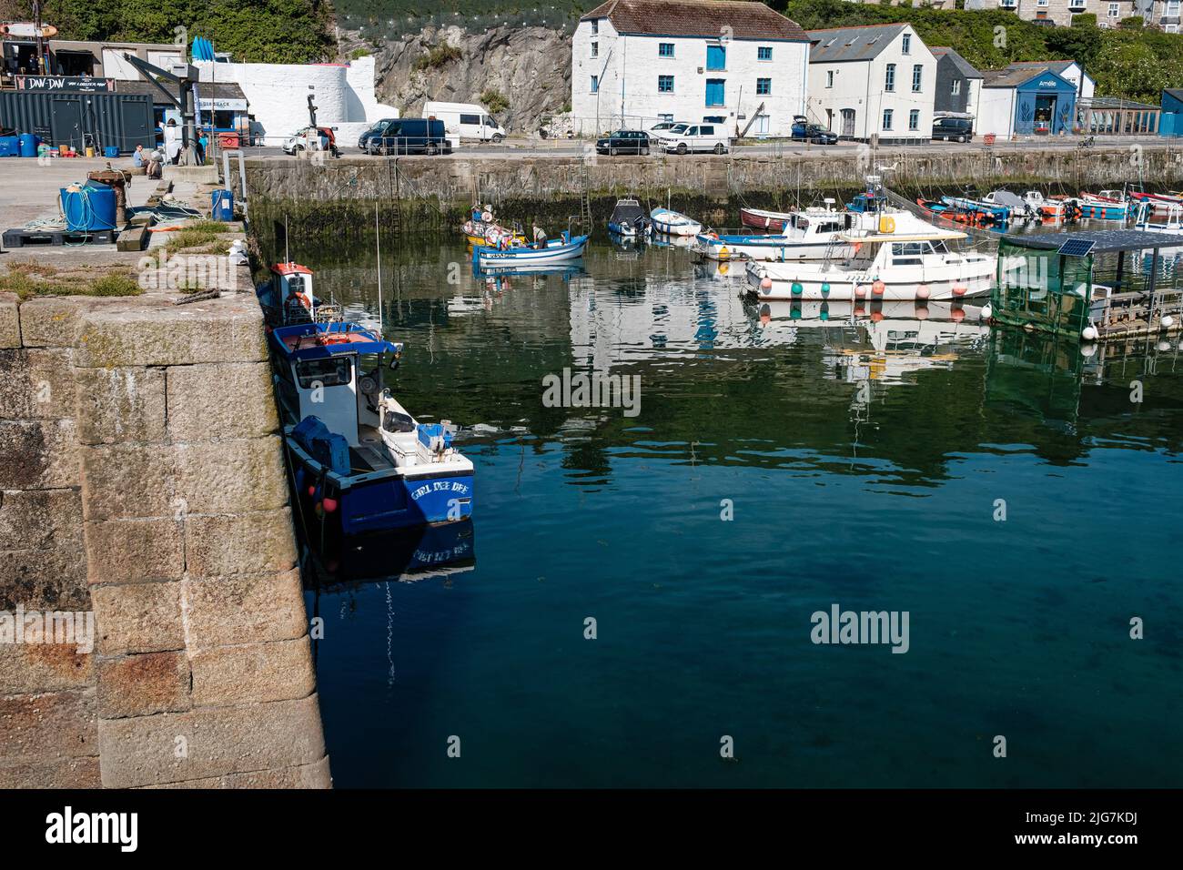 Fischerboote, die den Hafen in Porthleven, Cornwall, betreten und verlassen Stockfoto