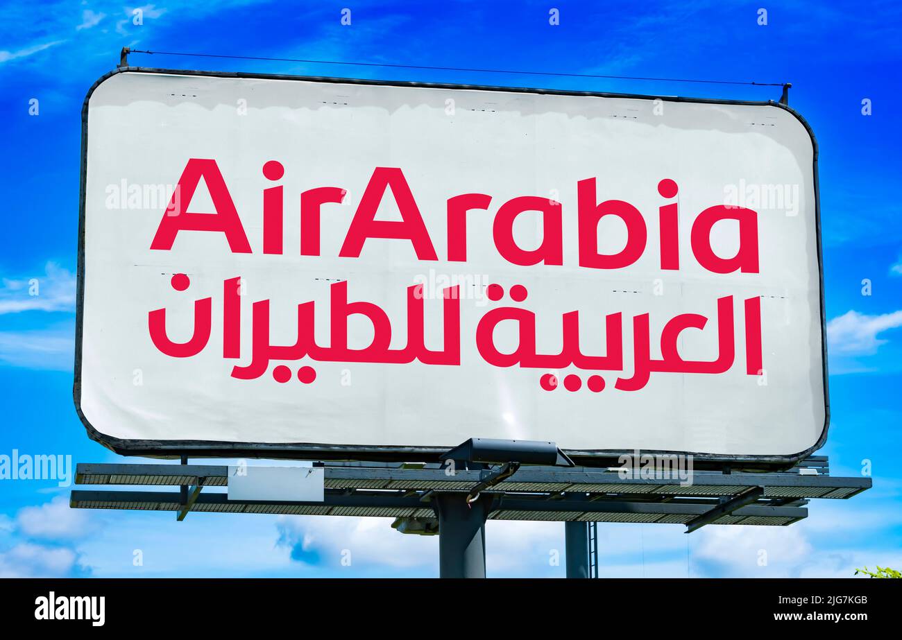 POZNAN, POL - 23. JUN 2022: Werbeplakat mit dem Logo von Air Arabia, einer Billigfluggesellschaft der Emiraten Stockfoto