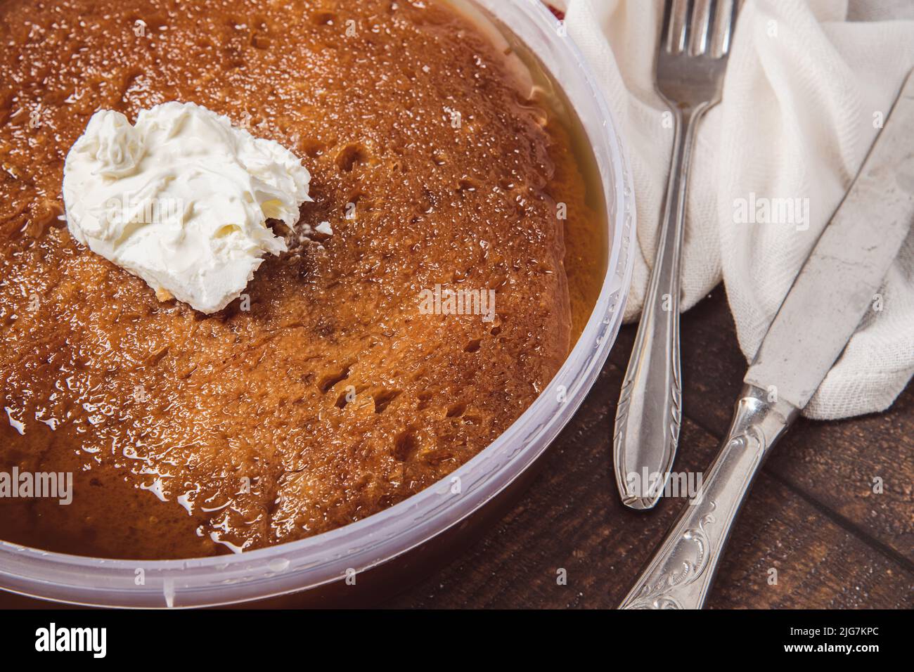 Traditionelles Türkisches Dessertbrot Kadayif / Brotpudding. Türkischer Name Ekmek Kadayıfı Stockfoto