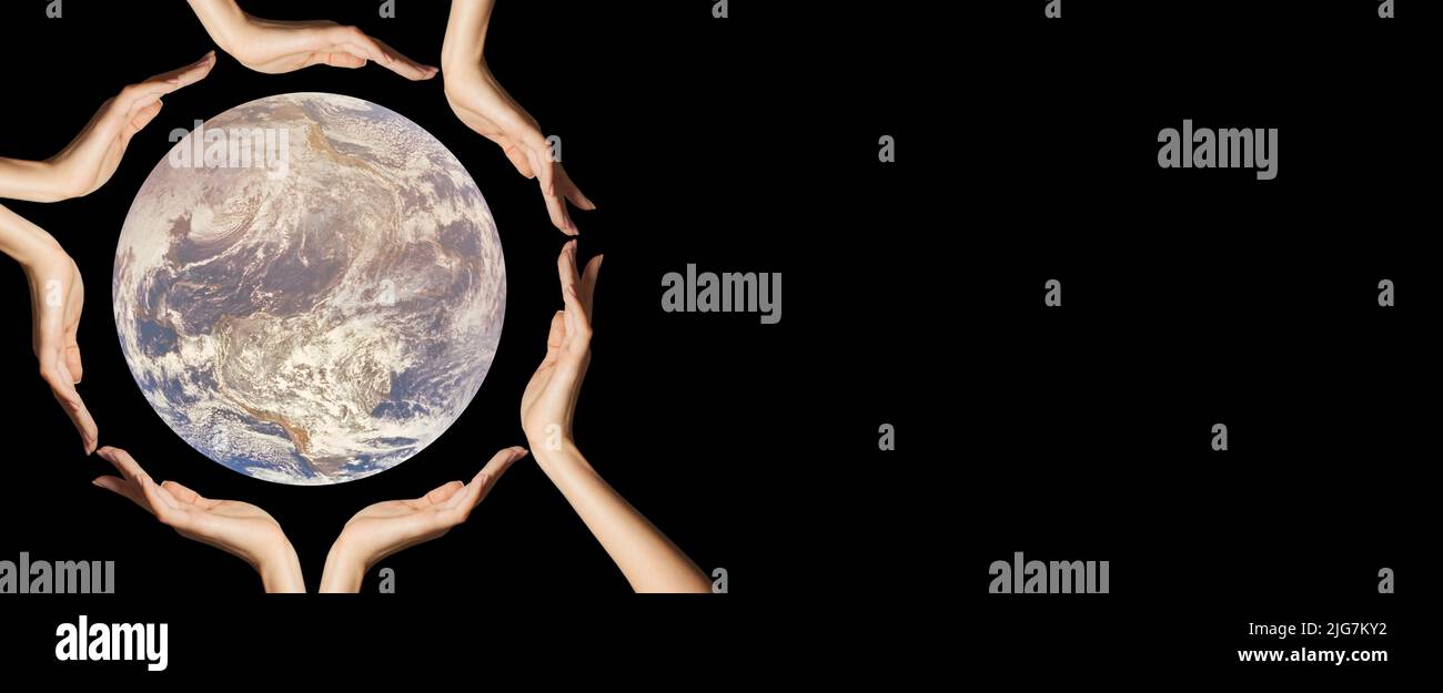 Erdplanet in menschlichen Händen auf schwarzem Banner-Hintergrund mit Kopierraum Stockfoto Erdplanet in menschlichen Händen auf schwarzem Banner-Hintergrund mit Kopierraum Stockfoto