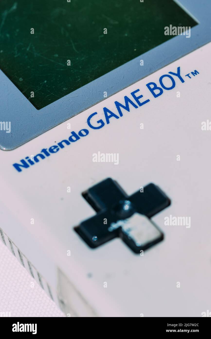 Game Boy ist eine 8-Bit-Handheld-Spielekonsole, die von Nintendo entwickelt und hergestellt wurde und 1989 erstmals veröffentlicht wurde Stockfoto