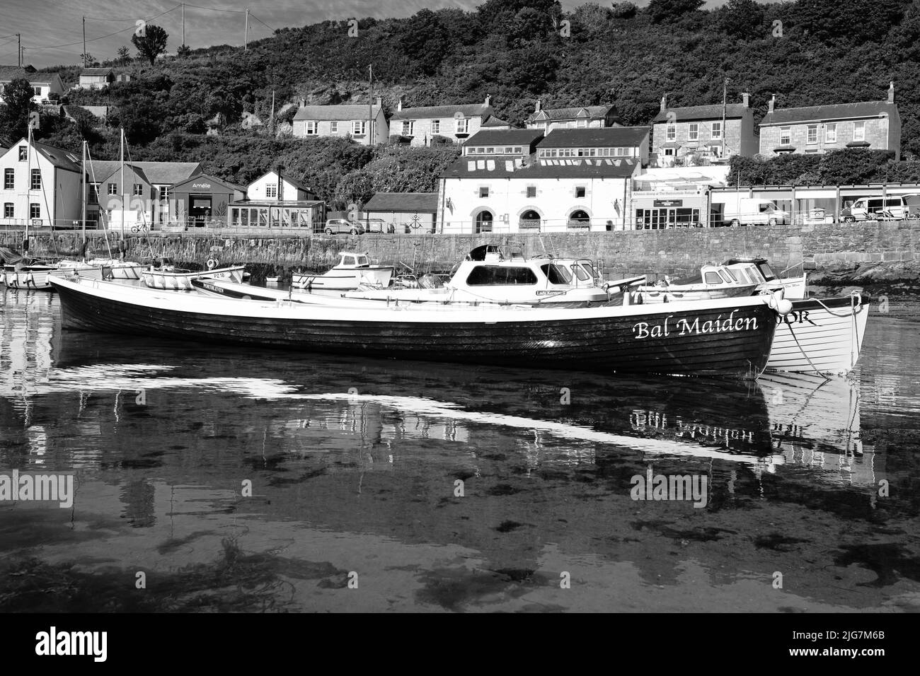 Fischerboote, die den Hafen in Porthleven, Cornwall, betreten und verlassen Stockfoto