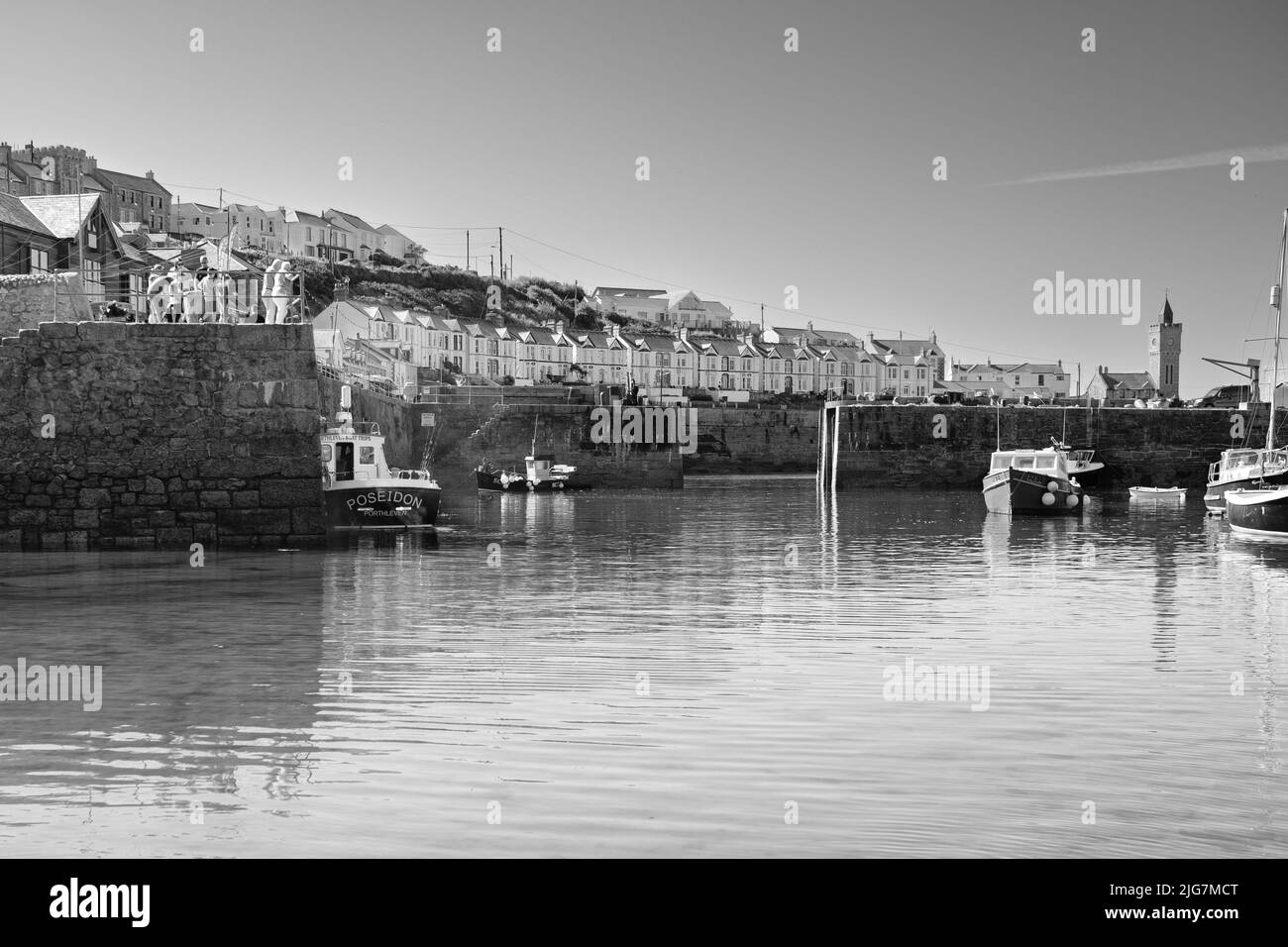 Fischerboote, die den Hafen in Porthleven, Cornwall, betreten und verlassen Stockfoto