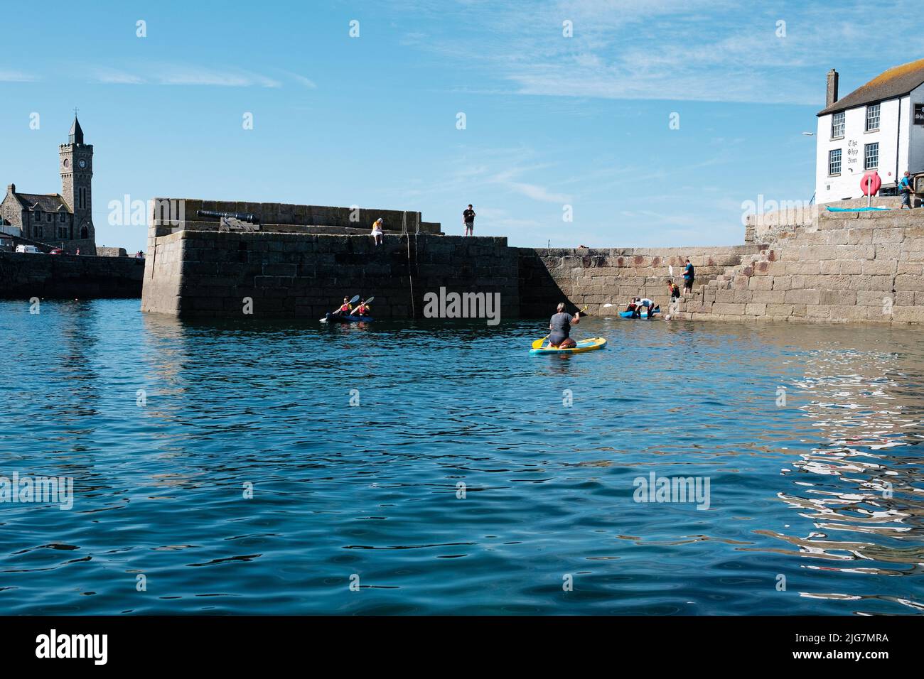 Fischerboote, die den Hafen in Porthleven, Cornwall, betreten und verlassen Stockfoto