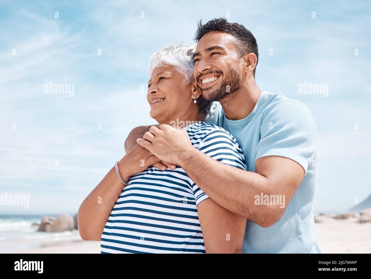 Ich werde dich für immer und einen Tag lieben. Aufnahme eines jungen Mannes, der mit seiner älteren Mutter den Tag am Strand verbringt. Stockfoto