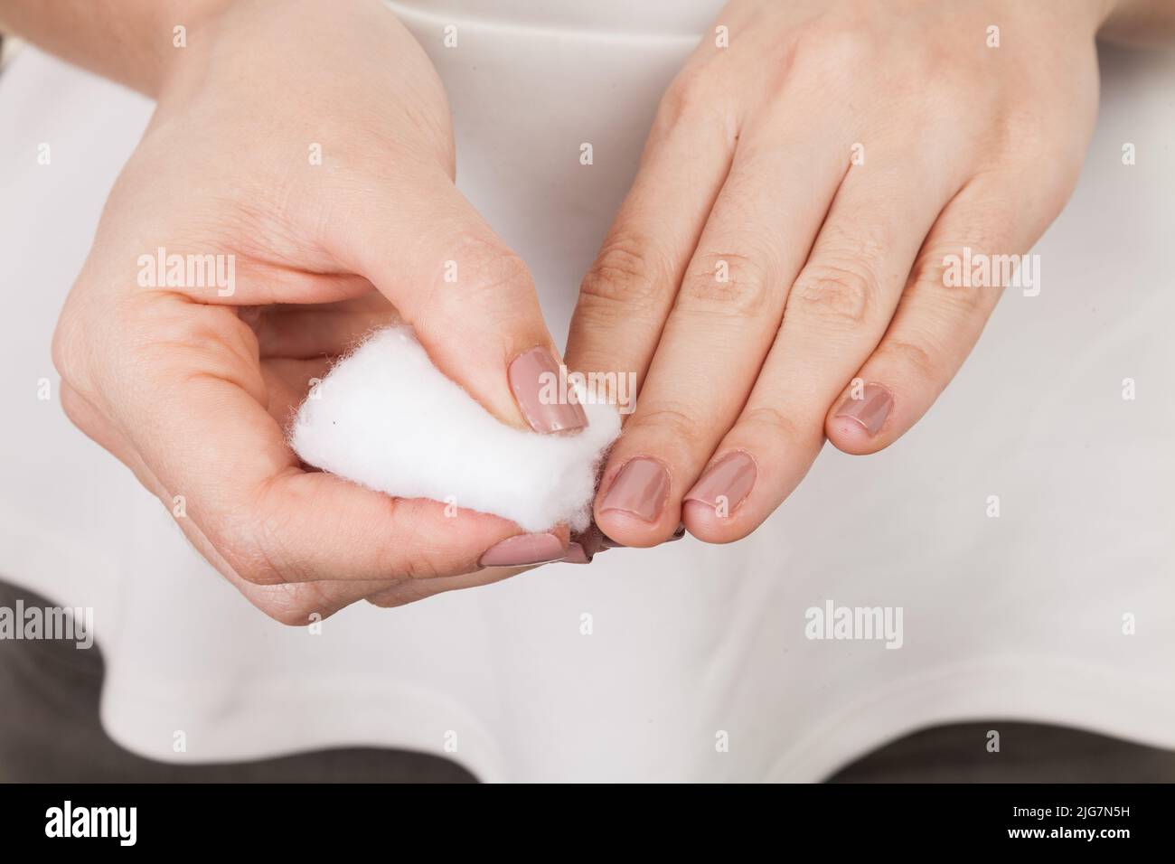 Nagelpflege, Frau wischte ihre Nägel mit Baumwolle. Stockfoto