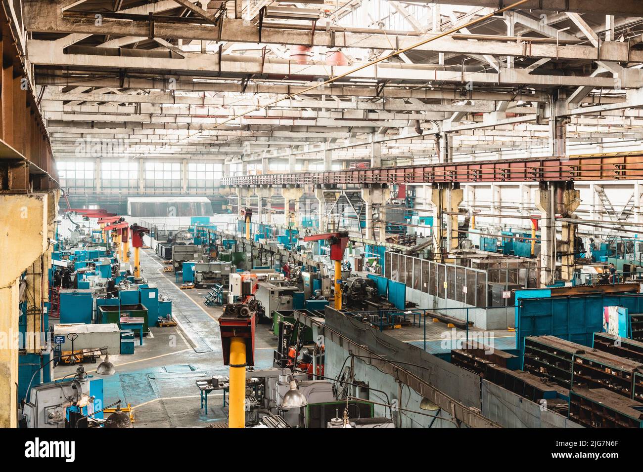 Ufa, Russland. 9. Oktober 2021: Das Innere einer alten Produktionsstätte. Großer Hangar in einer Fabrik mit vielen speziellen Maschinen und technologischen Stockfoto