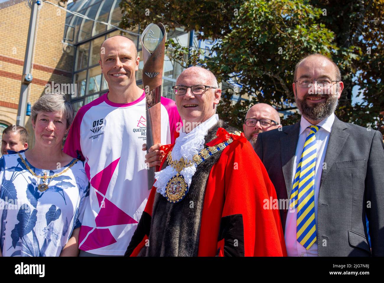 High Street, Southend on Sea, Essex, Großbritannien. 8. Juli 2022. Der Baton Relay der Queen hat die neue Stadt Southend on Sea auf seiner Reise nach Birmingham für die Commonwealth Games erreicht und wurde von ausgewählten Batonbearern von einem Ende der High Street zum anderen getragen. Eine Person, die den Stab auf diesem Bein trug, war Olympian Dean Macey. An der Zeremonie nahmen auch lokale Würdenträger Teil, darunter der Abgeordnete James Duddridge aus Southend und der Bürgermeister von Southend, Kevin Robinson Stockfoto