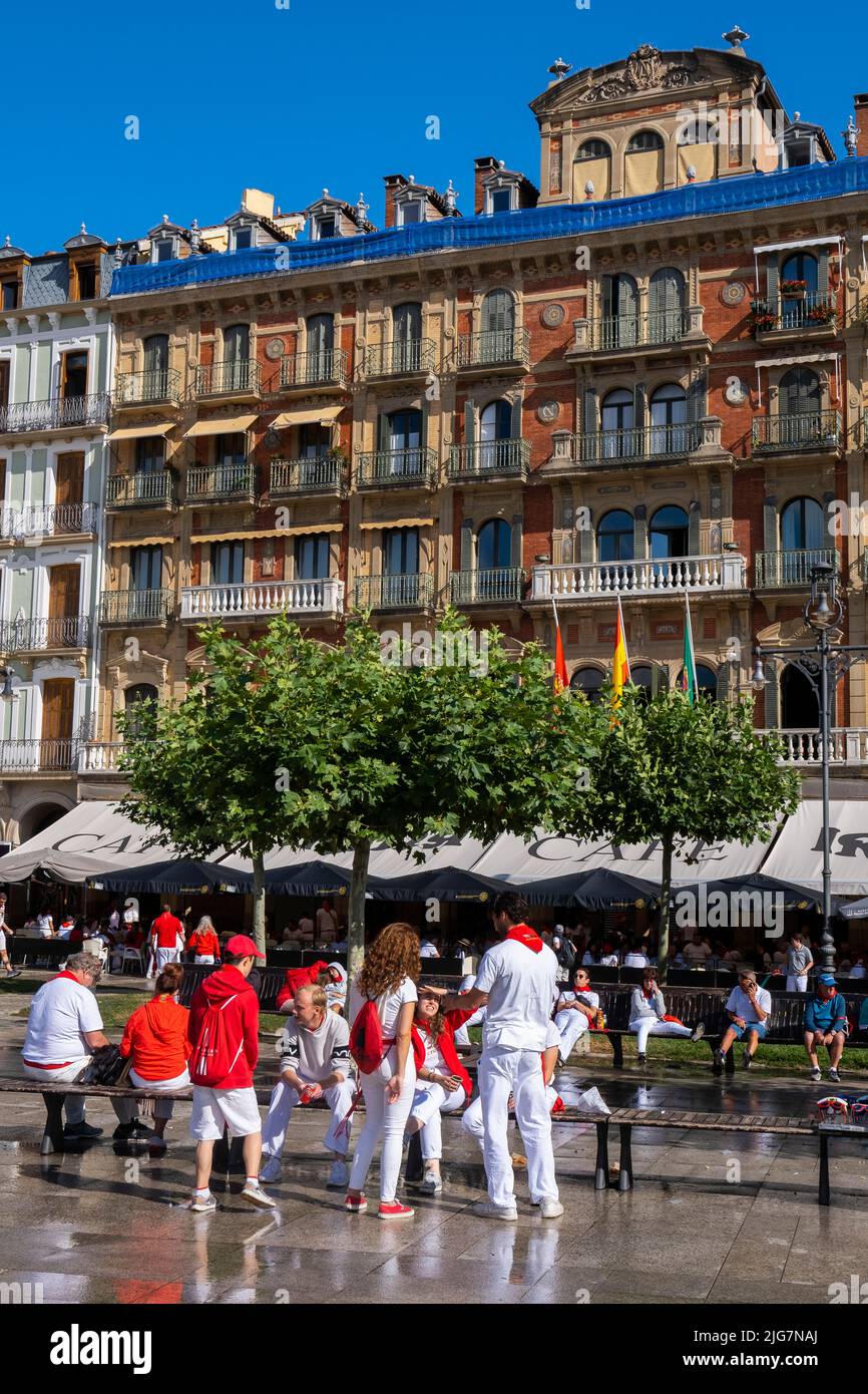 Die Menschen auf der Straße genießen die Atmosphäre des San Fermin Festivals in traditioneller weißer und roter Kleidung mit roter Krawatte. Juli 07 2022 Pamplona, Stockfoto