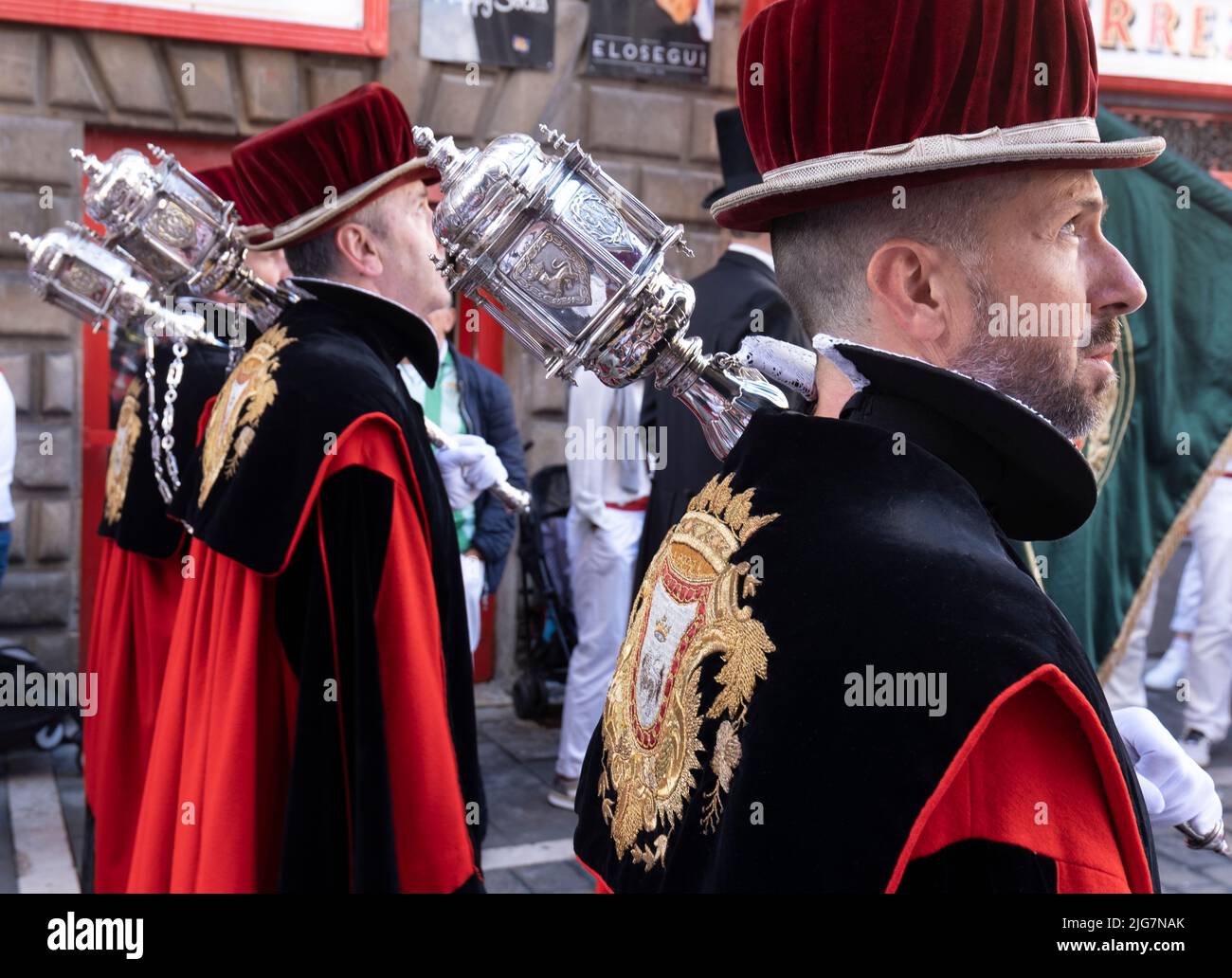 Uniformierte Figuren in der traditionellen Prozession des Tages von San Fermin. Juli 07 2022. Pamplona, ​​Spain, Europa. Stockfoto
