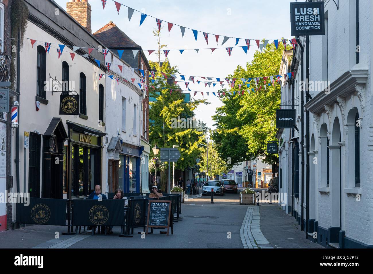 Poole High Street, Abendansicht mit Menschen, die in der Renoufs Cheese and Wine Bar, Poole, Dorset, England, Großbritannien, speisen Stockfoto