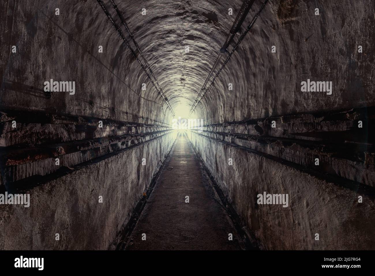 Erkundung eines Bunkers aus dem zweiten Weltkrieg mit einer Taschenlampe Stockfoto