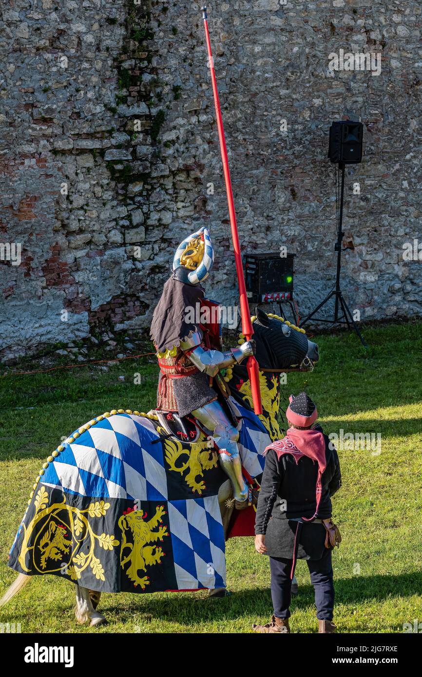 WYWAR CASTLE FEST, Demonstrationen von ritterlichen Kämpfen Ein Ritter auf dem Pferderücken und ein Knappen mit einem Speer warten auf einen Gegner Stockfoto