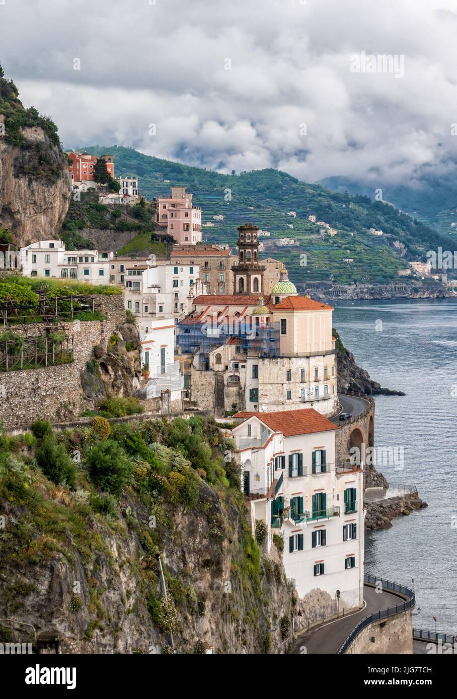 Kleine Stadt Atrani an der Amalfiküste in der Provinz Salerno, Region Kampanien, Italien. Die Amalfiküste ist ein beliebtes Reise- und Urlaubsziel Stockfoto