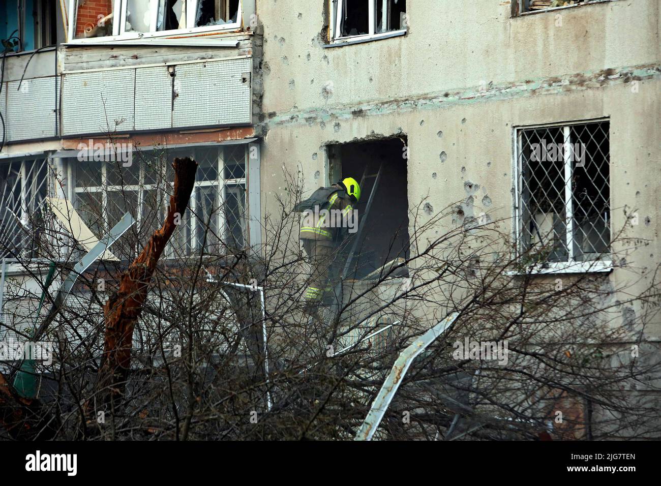 Charkiw, Ukraine. 7.. Juli 2022. Wohngebäude wurden beschädigt und drei Menschen wurden durch den russischen Beschuss eines Wohngebiets mit mehreren Raketenwerfern in Charkiw, der nördlichen Ukraine, getötet. 7. Juli 2022. Foto von Vyacheslav MadiyevskyiUkrinform/ABACAPRESS.COM Credit: Abaca Press/Alamy Live News Stockfoto