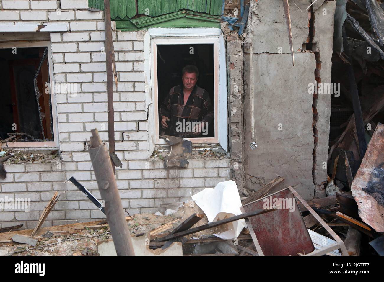 Charkiw, Ukraine. 7.. Juli 2022. Roman Krawtschenko steht in den Ruinen seines Hauses, das durch den russischen Beschuss mehrerer Raketenwerfer in Charkiw, der nördlichen Ukraine, zerstört wurde. 7. Juli 2022. Foto von Vyacheslav MadiyevskyiUkrinform/ABACAPRESS.COM Credit: Abaca Press/Alamy Live News Stockfoto