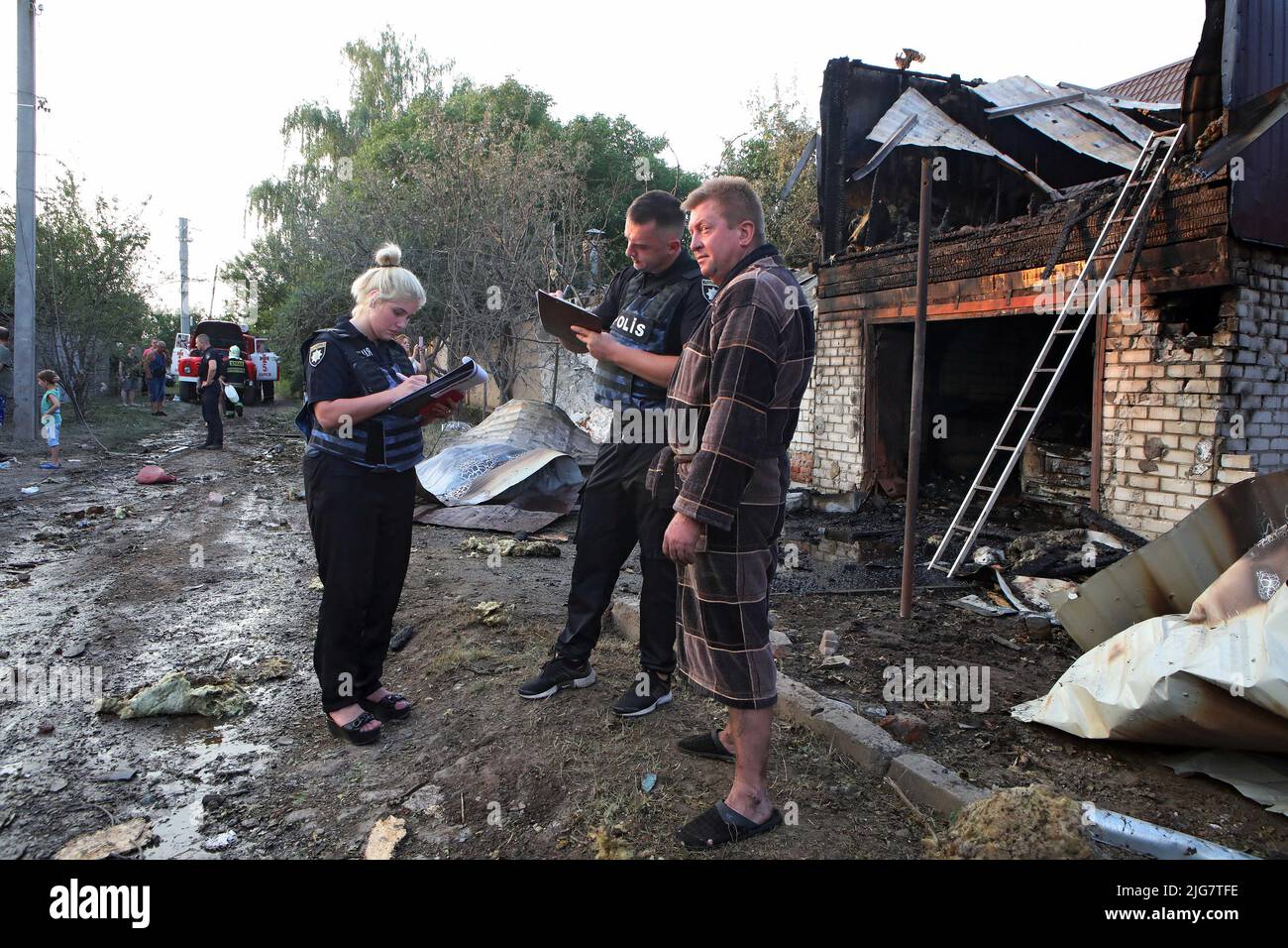 Charkiw, Ukraine. 7.. Juli 2022. Roman Krawtschenko steht vor seinem Haus, zerstört durch den russischen Beschuss von mehreren Raketenwerfern in Charkiw, der nördlichen Ukraine. 7. Juli 2022. Foto von Vyacheslav MadiyevskyiUkrinform/ABACAPRESS.COM Credit: Abaca Press/Alamy Live News Stockfoto