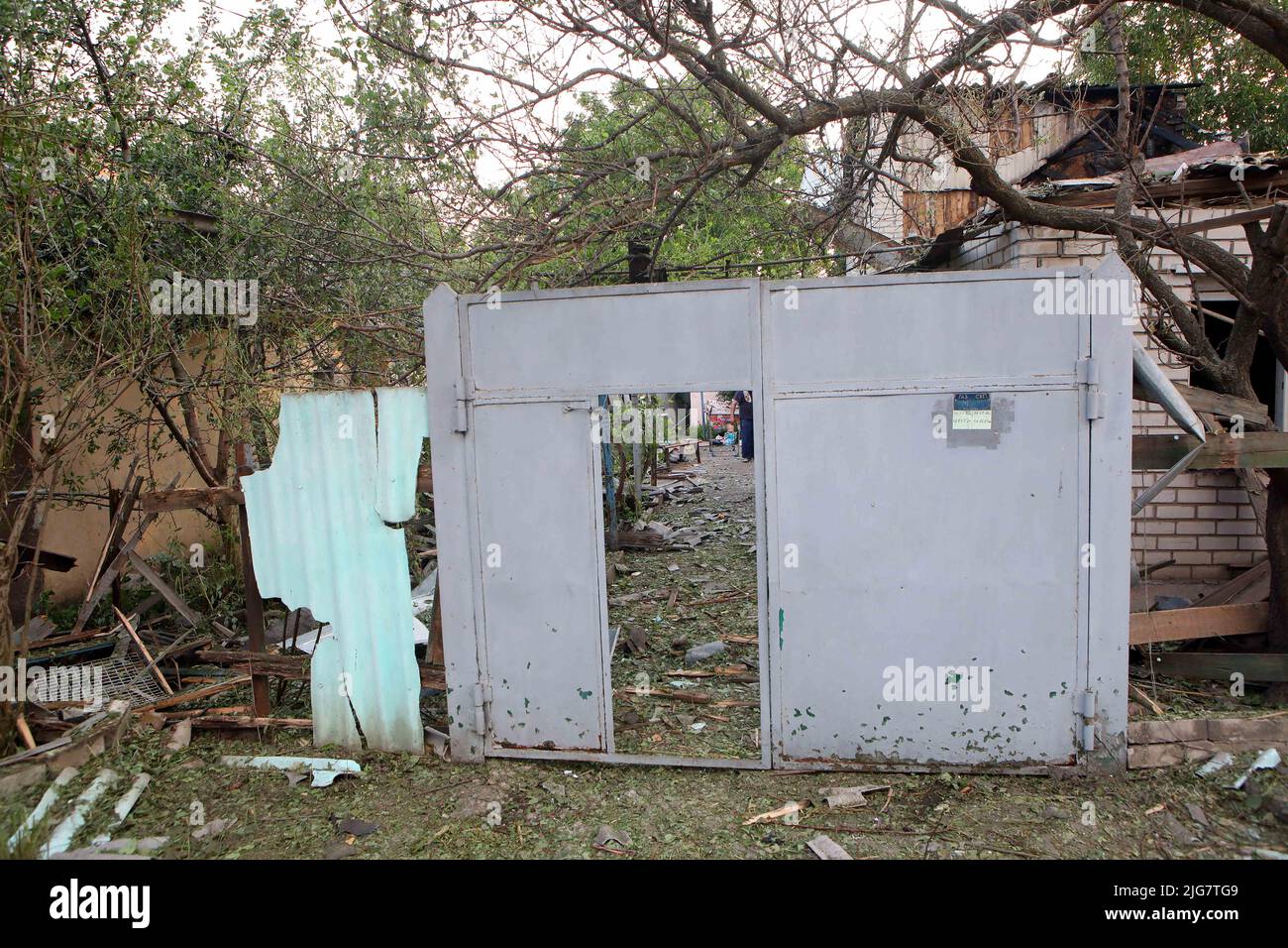 Charkiw, Ukraine. 7.. Juli 2022. Häuser zerstört und drei Menschen getötet als Folge der russischen Beschuss eines Wohngebiets mit mehreren Raketenwerfern, Charkiw, Nordukraine. 7. Juli 2022. Foto von Vyacheslav MadiyevskyiUkrinform/ABACAPRESS.COM Credit: Abaca Press/Alamy Live News Stockfoto