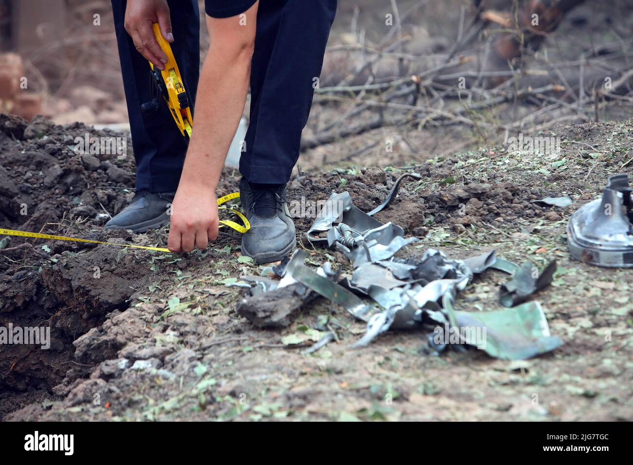 Charkiw, Ukraine. 7.. Juli 2022. Nach dem russischen Beschuss eines Wohngebiets mit mehreren Raketenwerfern wurden 3 Menschen getötet, Charkiw, Nordukraine. 7. Juli 2022. Foto von Vyacheslav MadiyevskyiUkrinform/ABACAPRESS.COM Credit: Abaca Press/Alamy Live News Stockfoto