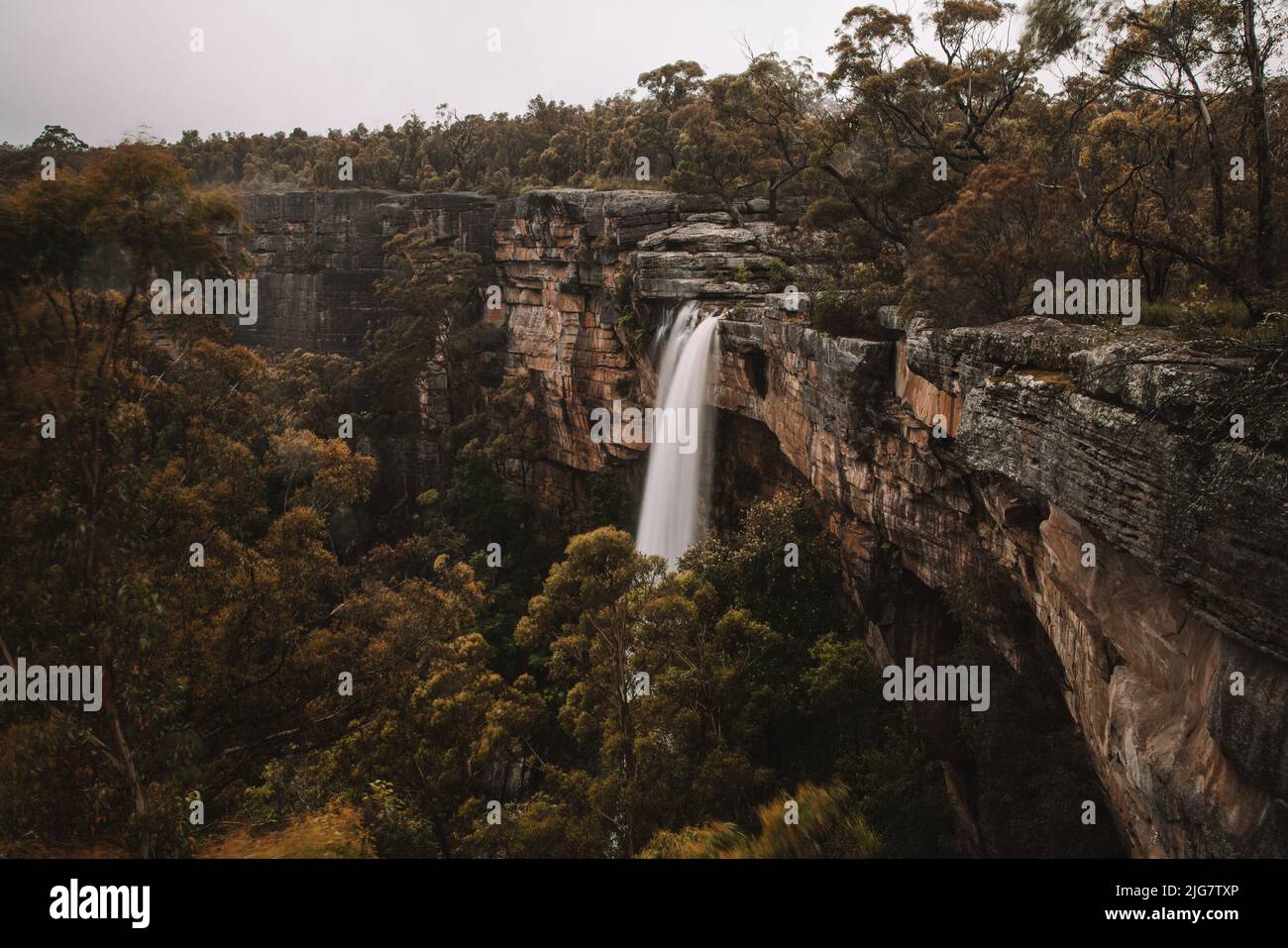 Tianjara Falls Wasserfall an einem bewölkten Tag. Stockfoto