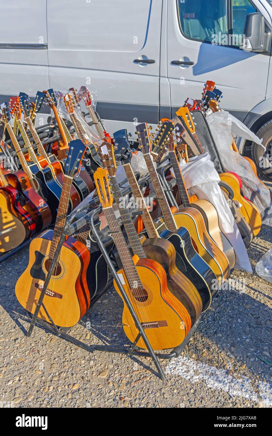 Neue Akustikgitarren zum Verkauf auf dem Flohmarkt Stockfoto