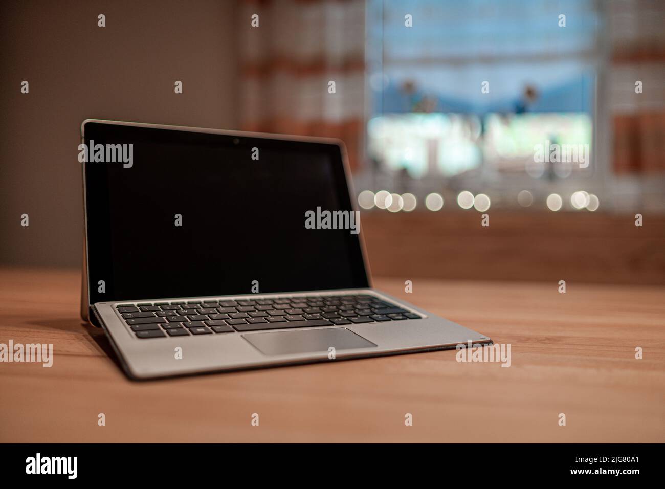Tablet PC Convertible Laptop auf einem Holztisch in Bayern Deutschland Stockfoto