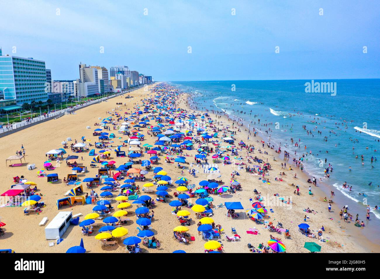 Virginia Beach, Virginia - Juli 4 2021: Luftaufnahme der großen Menschenmenge am Strand während des 4.. Juli in Virginia Beach Stockfoto