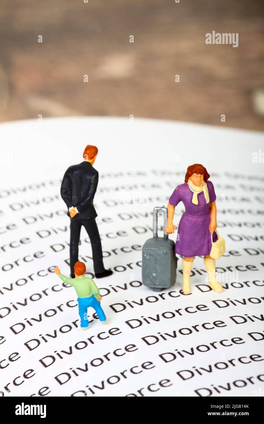 Konzeptuelles Bild einer Miniaturfigur Menschen standen auf einem Buch mit den Worten Scheidung Stockfoto