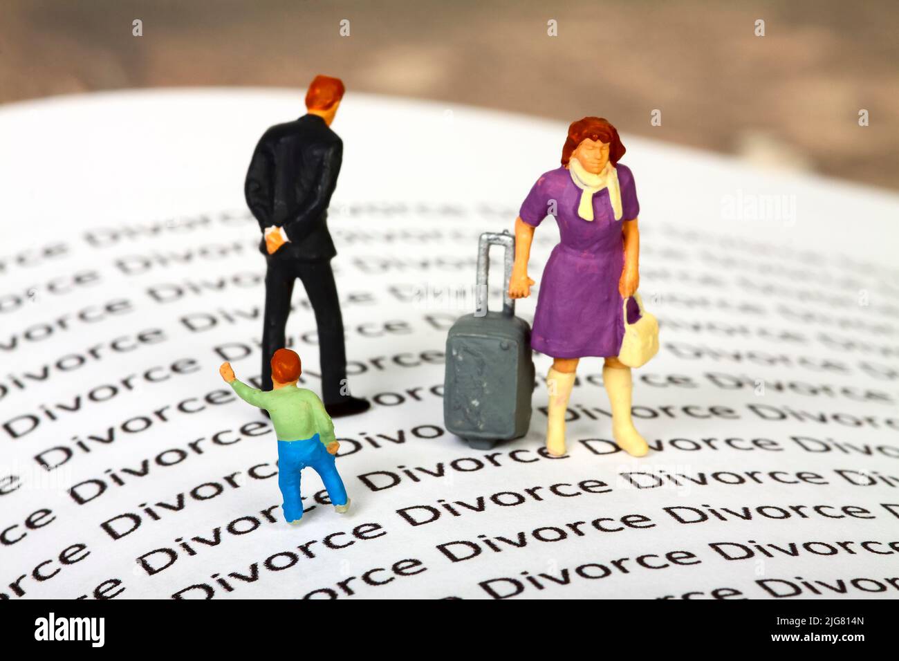 Konzeptuelles Bild einer Miniaturfigur Menschen standen auf einem Buch mit den Worten Scheidung Stockfoto