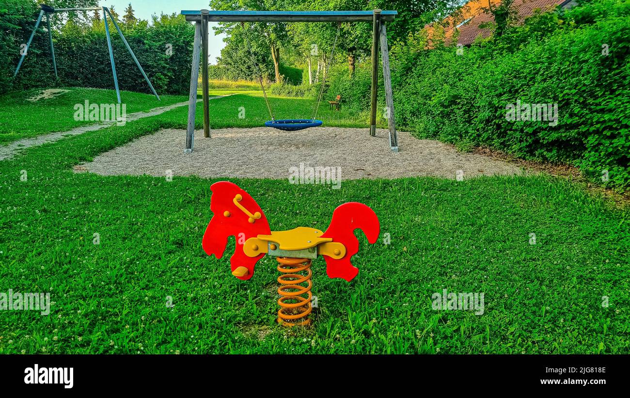 Kinderspielplatz mit Pferd und Schaukel in Niederbayern Stockfoto