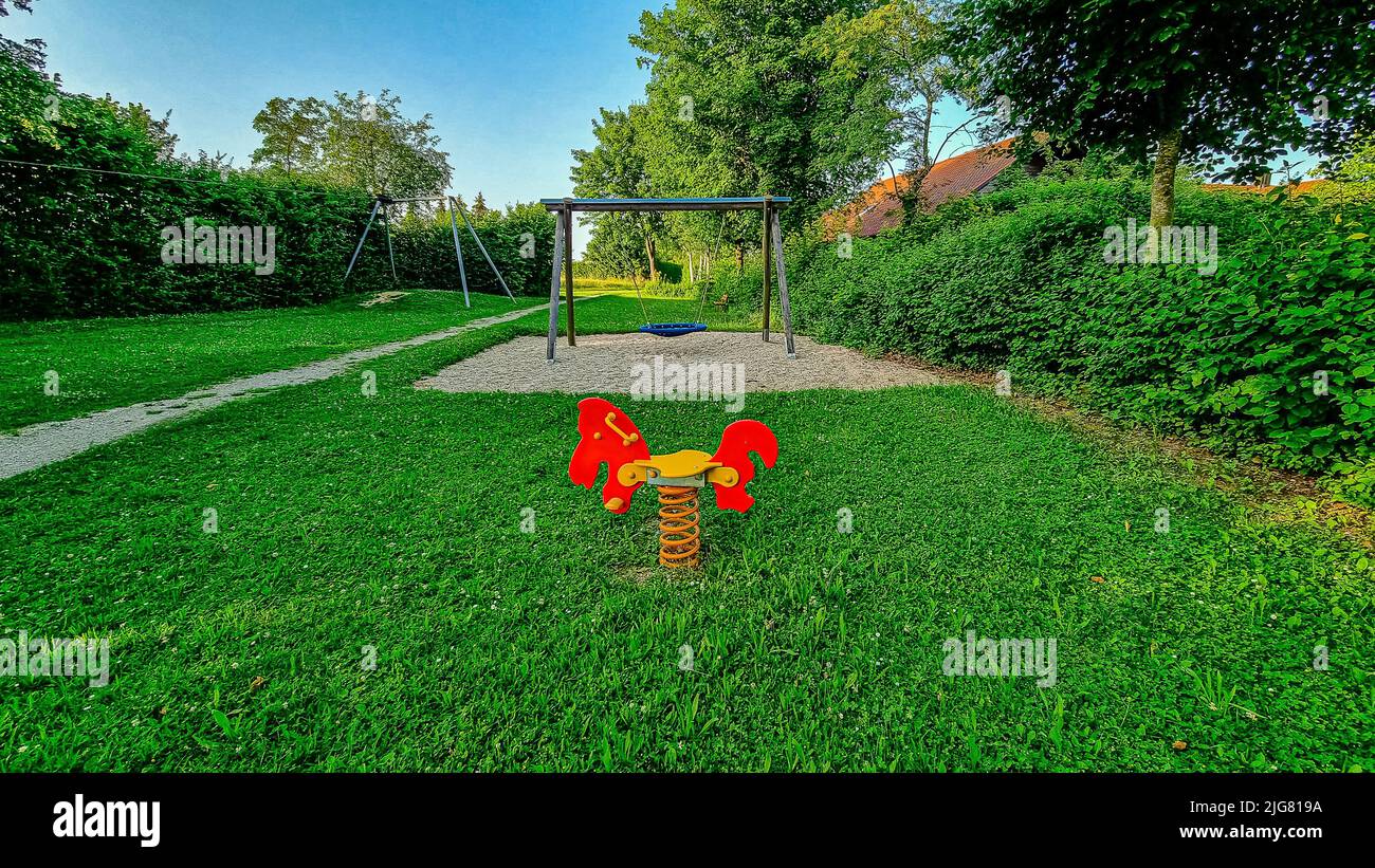 Kinderspielplatz mit Pferd und Schaukel in Niederbayern Stockfoto