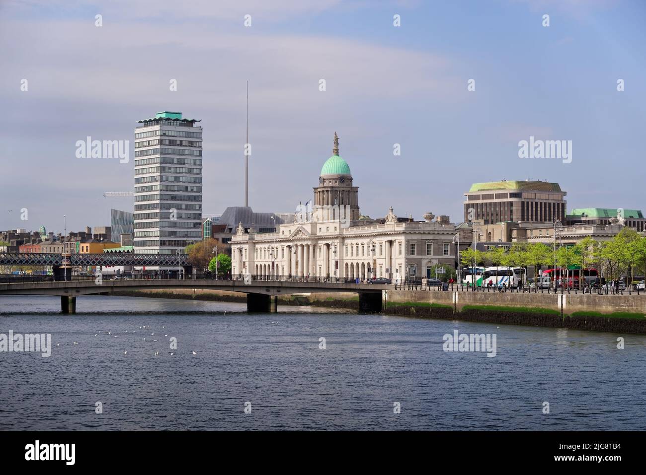 Stadtlandschaft mit Wahrzeichen von Dublin am Horizont sichtbar. Das Custom House, der Spire und die Liberty Hall am Fluss Liffey an sonnigen Tagen. Stockfoto