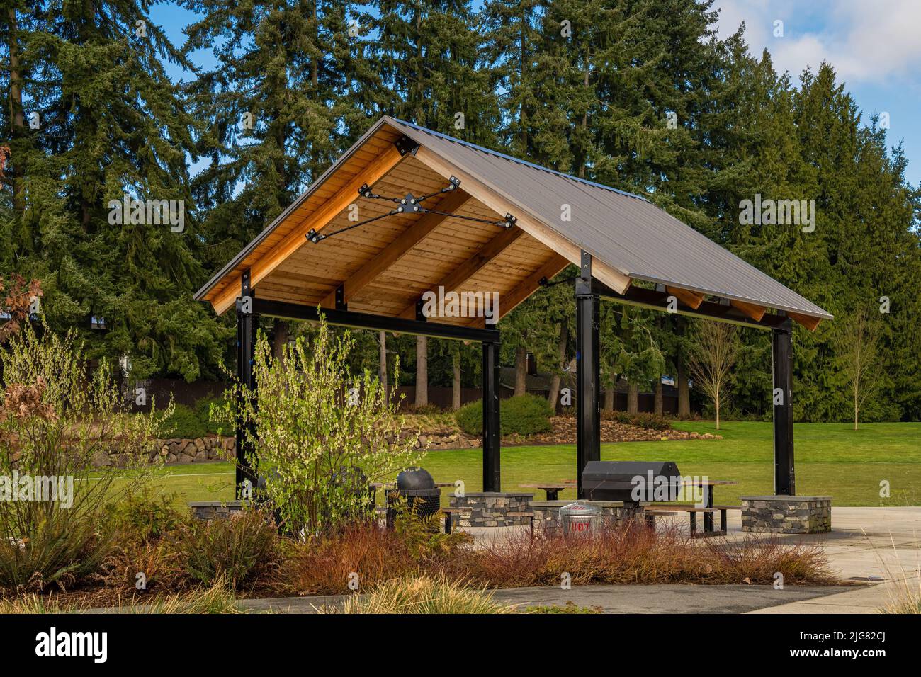 EIN PICKNICKPLATZ MIT GRILL UND RASENSPIELPLATZ IN DER STADT BELLEVUE WASHINGTON Stockfoto