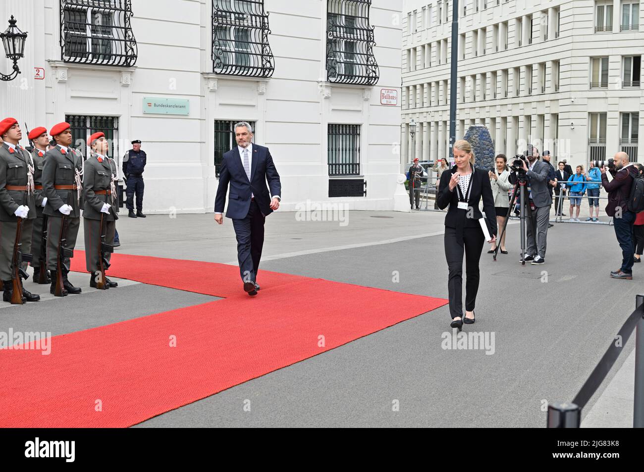 Wien, Österreich. 8. Juli 2022. Ankunft von Ministerpräsident Irak Garibashvili; Begrüßung durch Bundeskanzler Karl Nehammer (ÖVP) und Empfang mit militärischen Ehren Stockfoto