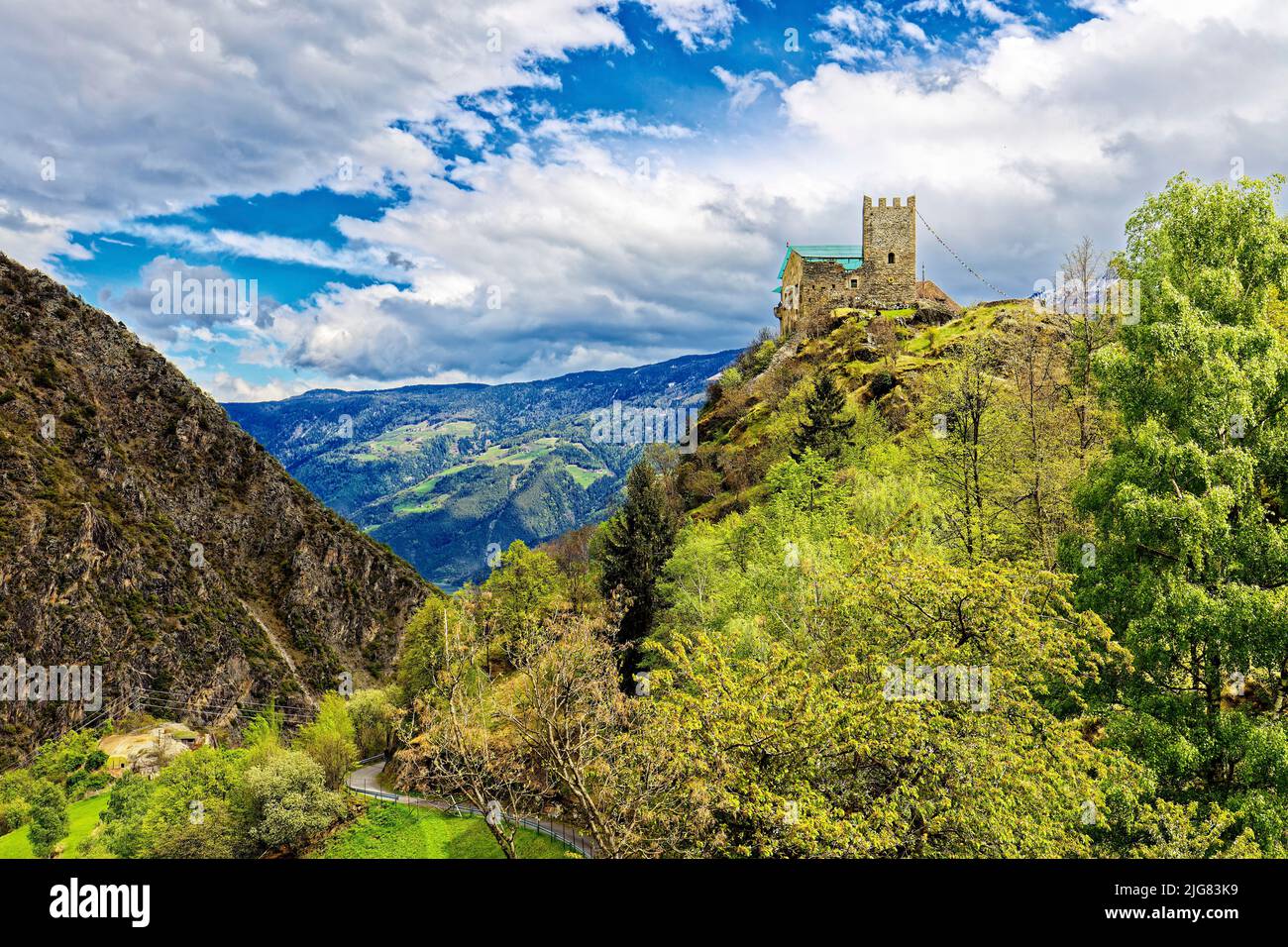 Hoch über dem Vinschgau thront die Burg Juval Stockfoto
