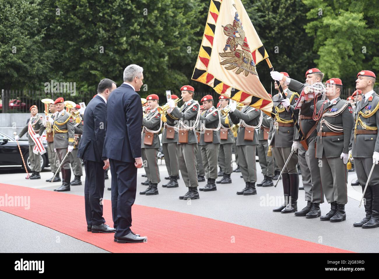 Wien, Österreich. 8. Juli 2022. Ankunft von Ministerpräsident Irak Garibashvili; Begrüßung durch Bundeskanzler Karl Nehammer (ÖVP) und Empfang mit militärischen Ehren Stockfoto