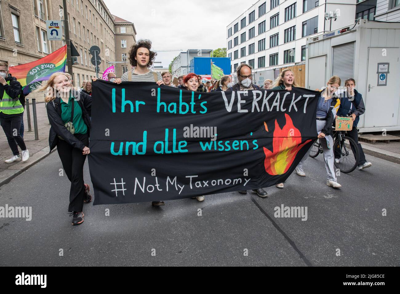 Am 8. Juli 2022 versammelten sich Demonstranten in Berlin, um gegen die Entscheidung des Europäischen Parlaments zu protestieren, Gas- und Nuklearinvestitionen, einschließlich Gas- und Atomkraftwerke, als klimafreundlich zu kennzeichnen. Die Demonstranten behaupteten auch, dass diese Entscheidung den grünen Übergang verzögern und die Abhängigkeit von russischen Kraftstoffen vertiefen würde. (Foto von Michael Kuenne/PRESSCOV/Sipa USA) Stockfoto