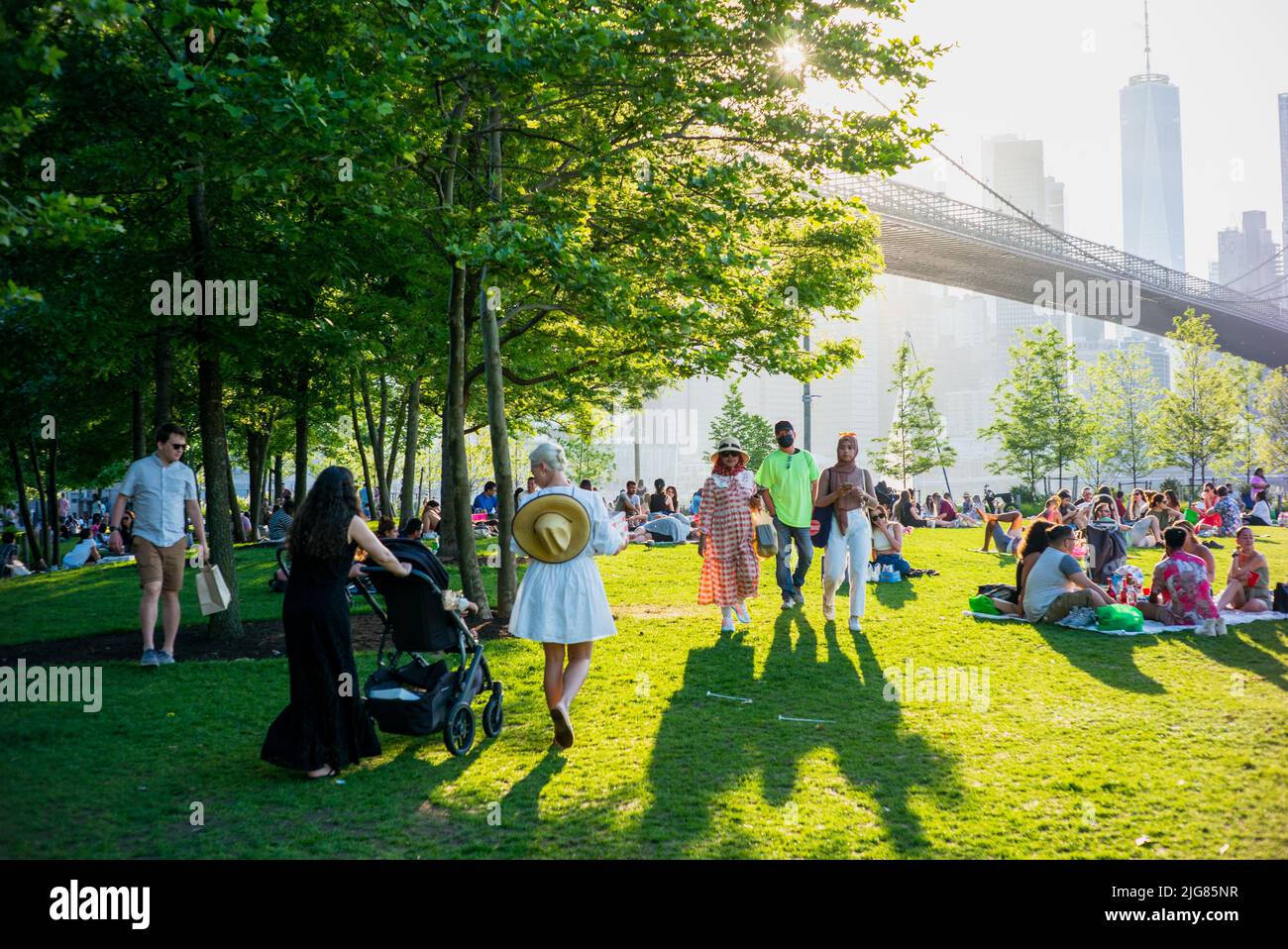 Entspannen an der Brooklyn Bridge Stockfoto