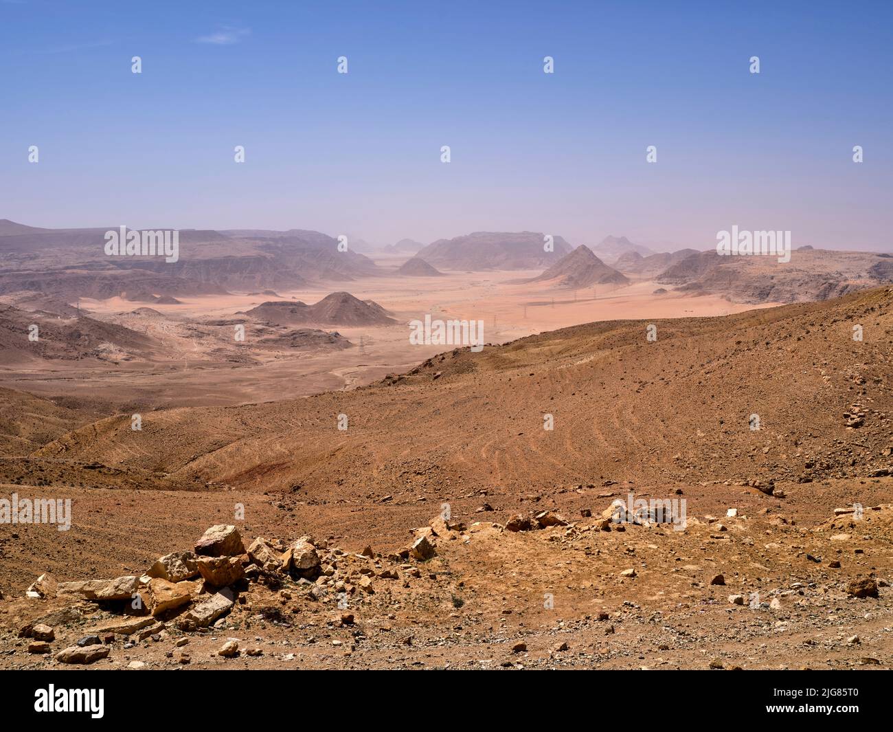Niedrige Ansicht von Wadi Rum, Jordanien, von Ras al Naqab. Stockfoto