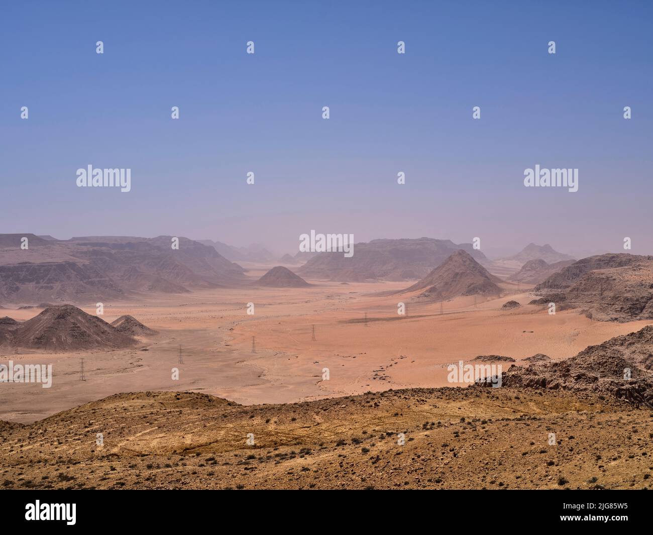 Niedrige Ansicht von Wadi Rum, Jordanien, von Ras al Naqab. Stockfoto